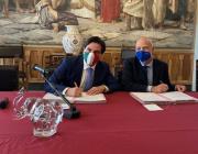 Da sx: Adel Motawi (Terna) e Salvo Pogliese firmano la convenzione